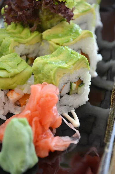 Veggie sushi roll op plaat — Stockfoto