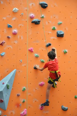 Dikey duvar tırmanma emniyet kemeri ile genç rave