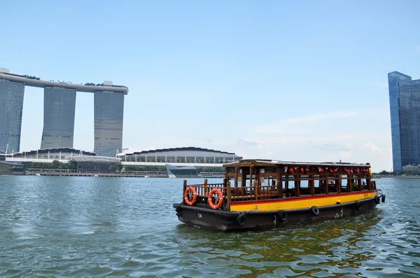 Ferry boat and Skyline in Singapore — Stock Photo, Image