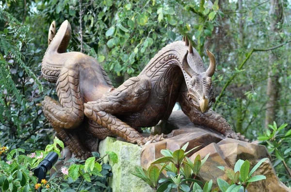 Escultura dentro del Bosque Nuboso en Garden by the Bay — Foto de Stock
