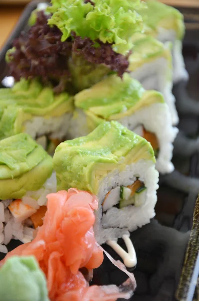 Veggie sushi roll op plaat — Stockfoto