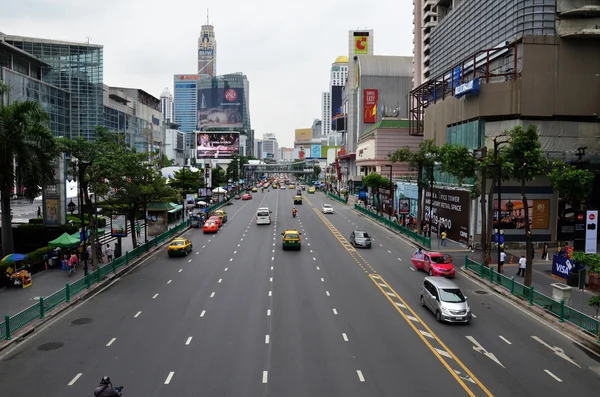 Verkehr auf einer viel befahrenen Straße im Stadtzentrum von Bangkok, Thailand — Stockfoto