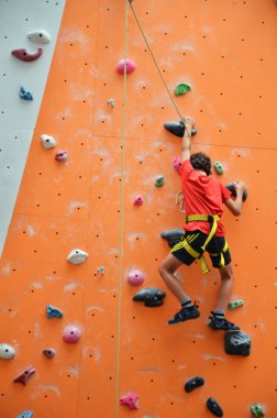 Dikey duvar tırmanma emniyet kemeri ile genç rave