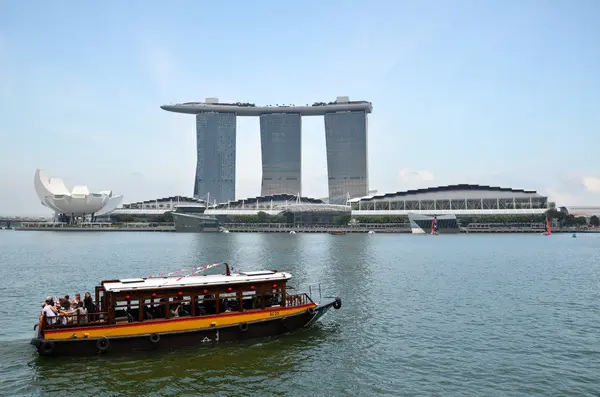 Barco de ferry y Skyline en Singapur —  Fotos de Stock