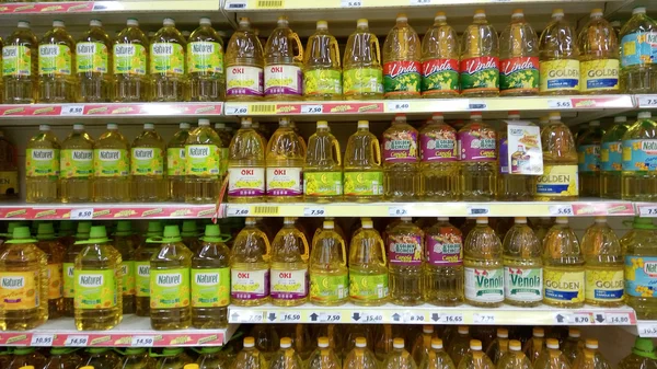 Aceite de cocina apilado verticalmente en el estante de la tienda — Foto de Stock