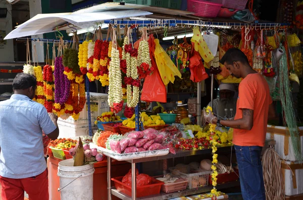 Blumenstand verkauft Girlanden für Tempelopfer — Stockfoto