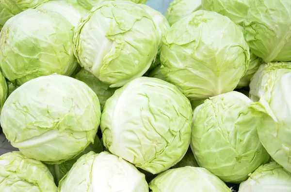 Coles verdes en un supermercado — Foto de Stock