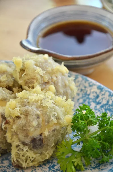 Japanilainen tempura tuoreen sienen kanssa — kuvapankkivalokuva