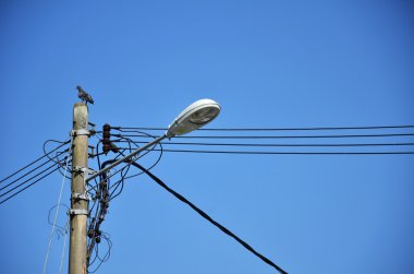 Pek çok kablo ile sokak lambası