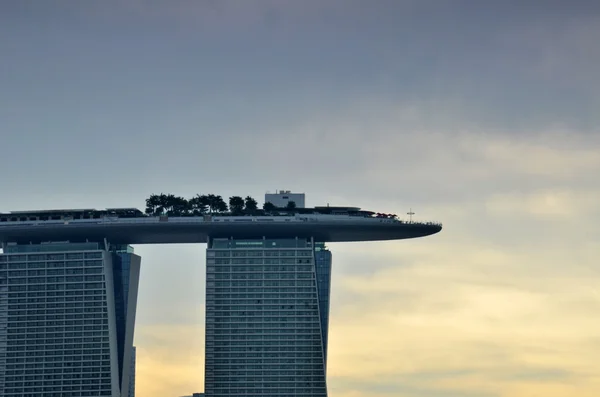 Вид на закат здания Marina Bay Sands в Сингапуре . — стоковое фото
