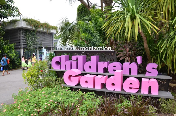 湾による庭園で子供の園芸 — ストック写真