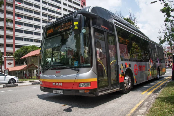 Сингапур Августа 2020 Года Smrt Автобус Путешествия Улице Сингапур Сингапуре — стоковое фото