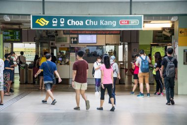 Singapur - 14 Kasım 2020 Singapur MRT şehir taşıma sistemi, Choa Chu Kang, Singapur istasyonunun girişinde..