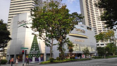 Singapur, - 8 Kasım 2020: Singapur 'daki Raffles City Alışveriş Merkezi' nin dış görüntüsü