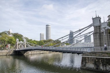 Singapur - 20 Kasım 2020 Singapur Nehri üzerindeki tarihi Cavenagh Köprüsü