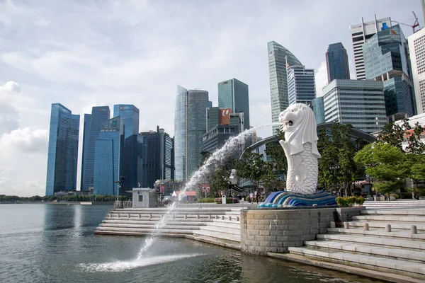 Singapur Lis 2020 Fontanna Merlion Przed Hotelem Marina Bay Sands — Zdjęcie stockowe