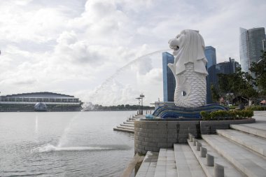 Singapur, 20 Kasım 2020, Singapur 'daki Marina Bay Sands otelinin önündeki Merlion çeşmesi. Merlion, Singapur 'un sembolü olan aslan başlı hayali bir yaratıktır.