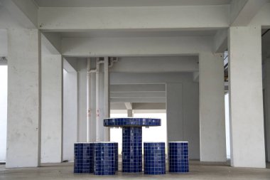 Singapur, 08 Kasım 2020, sakinlerin kaynaşması için boş güvertede taş tabure ve masalar. Singapur 'da HDB' nin zemin katında yer almaktadır..