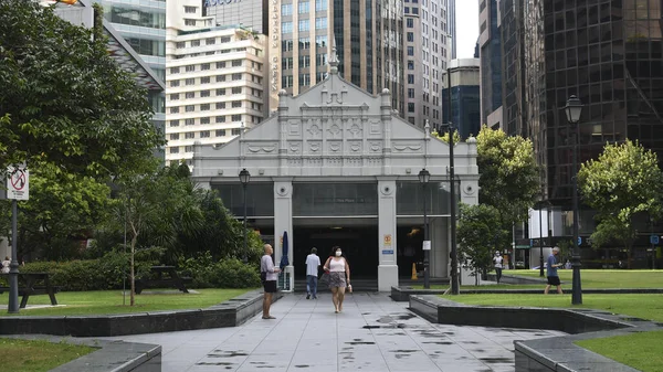 シンガポール 2020年11月20日 ラッフルズの眺めは シンガポールに地下鉄のエントランスビルを配置します ラッフルズ プレイスはシンガポールの金融地区の中心です — ストック写真