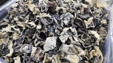 Kurumuş kara mantar satışta.