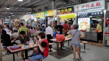 Singapur, 25 Aralık 2020, Singapur 'daki Hawker Center' dakiler. Singapur sevilen sokak satıcıları kültürü, artık Unesco 'nun soyut mirası.