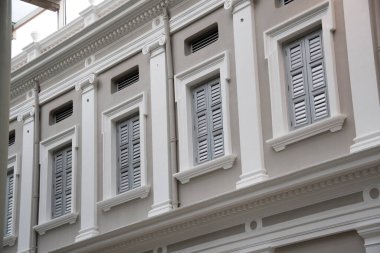 Singapur - 8 Aralık 2020: Singapur Ulusal Müzesi Penceresi. Bu müze, Singapur tarihiyle ilgili sergilere odaklanan en eski müzedir..