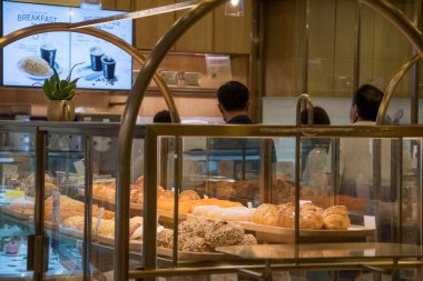 Singapur - 31 Aralık 20120: Ekmek dükkanında satılmak üzere rafta çeşitli ekmek türleri.