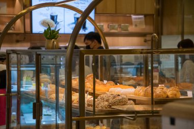 Singapur - 31 Aralık 20120: Ekmek dükkanında satılmak üzere rafta çeşitli ekmek türleri