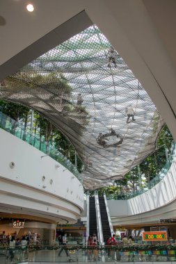 Singapur - 31 Aralık 20120: Singapur 'daki Jewal Changi Havaalanı' nın içi. Jewel Changi Havalimanı, Changi Havalimanı 'nda yer alan doğa temalı bir eğlence ve perakende tesisidir.