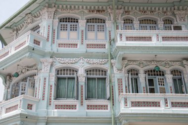 Singapur - 19 Mart 2021: Geleneksel Peranakan veya Boğaz Çin Singapur atölyesinin önü, tarihi Küçük Hindistan 'da beyaz ahşap panjurlu ve sütunlu kemerli..