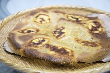 Bambu tabağında sebzeli kızarmış gyoza pişirirken yakın plan. Çin tarzı