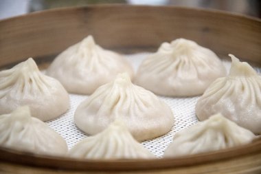 Xiao long bao ya da domuz buğulaması ve çorba ekmeği ya da Çin yemeği..