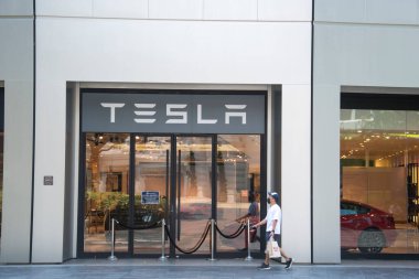 Singapur - 6, Sep 2021: Tesla Inc otomobil mağazası Raffle Place alışveriş merkezinde, Singapur 'da Tesla logosu olan.