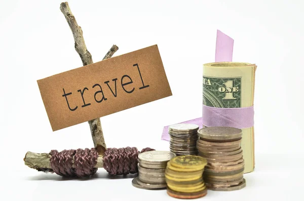 硬币和钱与旅行标签 财务概念 — 图库照片