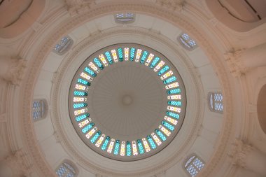 Singapur - 8 Aralık 2020: Singapur Ulusal Müzesi 'nin yüksek tavan kubbesi boyalı cam pencereler ve kemerli pencereler