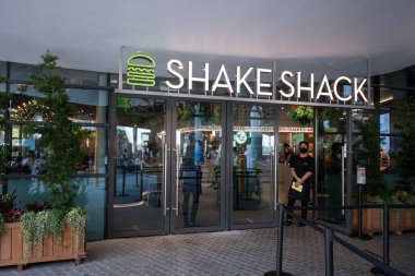 Singapur - Sep 9, 2021: Ünlü New York burger zinciri Shake Shack, Singapur 'da körfez kıyısındaki Garden' da bir mağaza açtı..