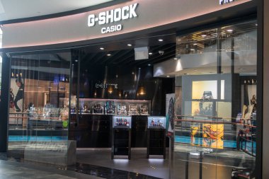 Singapur - Sep 9, 2021: Marina Bay Sands, Singapur 'da G-Shock Casio simgesi ve marka dükkanı