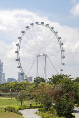 Singapur - Sep 9, 2021 Singapur 'daki Dönme Dolap' a Singapur Limanı 'ndaki Bahçeler' den Gelen Flyer adı verildi.