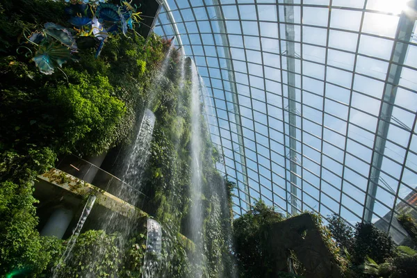 Сингапур Сентября 2021 Года Водопад Внутри Купола Облачных Лесов Садах — стоковое фото