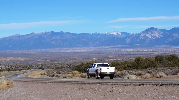 Ein auto auf der straße in arizona — Stockfoto