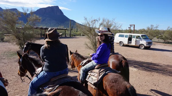 Visitors ride on the hourse back at Arizona — Stock Photo, Image