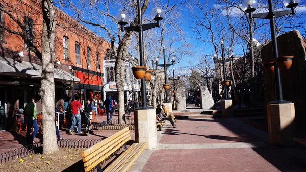 Les visiteurs visitent le centre-ville de Boulder, Colorado — Photo