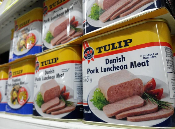 SINGAPORE, 20 SEP: Tulip luncheon meat cans are being sold in th — Stock Photo, Image