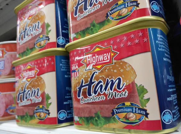 SINGAPORE, 20 SEP: Highway Ham luncheon meat cans are being sold — Stock Photo, Image