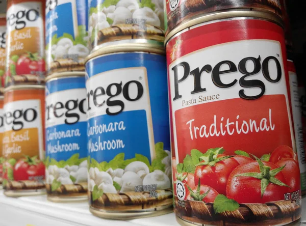 SINGAPORE, 20 SEP: Cans of Prego pasta sauce are being sold in t — Stock Image SINGAPORE, 20 SEP: Cans of Prego pasta sauce are being sold in t Royalty Free Stock Images
