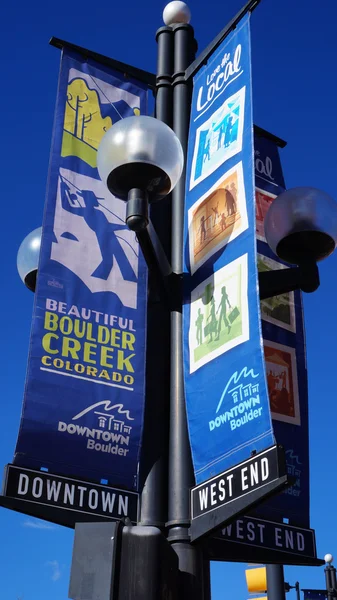 Banner en la calle para mostrar las actividades en Boulder, Colorado . — Foto de Stock