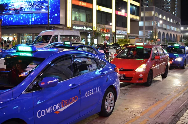 Taxi en la carretera en Singapur por la noche —  Fotos de Stock