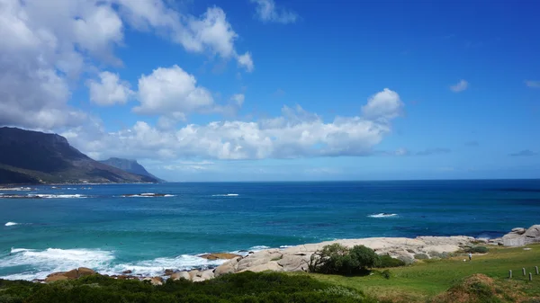 Camps Bay and hillside, Kaapstad, Zuid-Afrika — Stockfoto