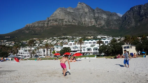 Camps Bay in de buurt van Cape Town, in de westelijke provincie van Zuid-Afric — Stockfoto