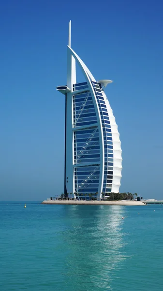 Вид на отель Burj Al Arab с пляжа Джумейра — стоковое фото